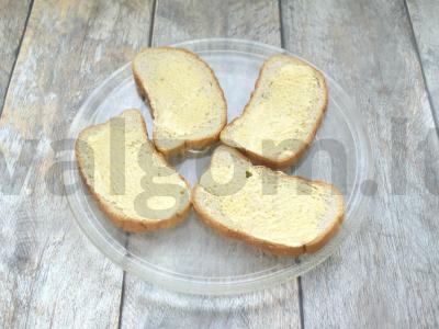 Karšti sumuštiniai su sūriu ir agurkais mikrobangų krosnelėje Žingsnis 1