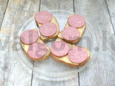 Karšti sumuštiniai su sūriu ir agurkais mikrobangų krosnelėje Žingsnis 2