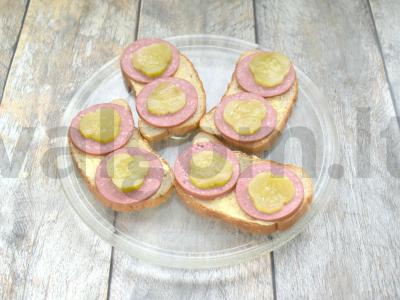 Karšti sumuštiniai su sūriu ir agurkais mikrobangų krosnelėje Žingsnis 3