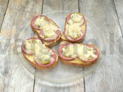 Karšti sumuštiniai su sūriu ir agurkais mikrobangų krosnelėje Žingsnis 5