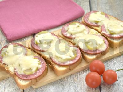 Karšti sumuštiniai su sūriu ir agurkais mikrobangų krosnelėje pagrindine nuotrauka