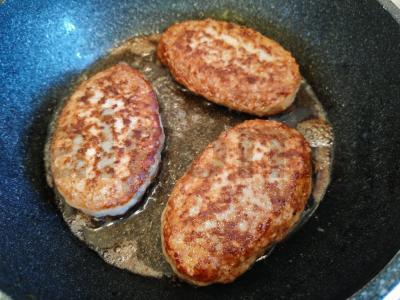 Kotletai grybų padaže Žingsnis 2