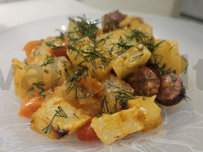 Daržovės su medžiotojų dešrelėmis pagrindine nuotrauka