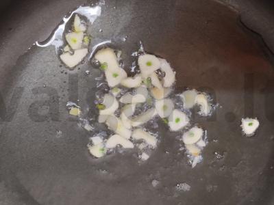 Namų makaronai su faršu ir konservuotais pomidorais Žingsnis 1