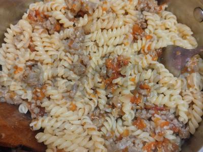 Namų makaronai su faršu ir konservuotais pomidorais pagrindine nuotrauka