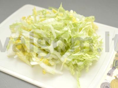 Pekino kopūstų salotos su morkomis ir riešutais Žingsnis 2