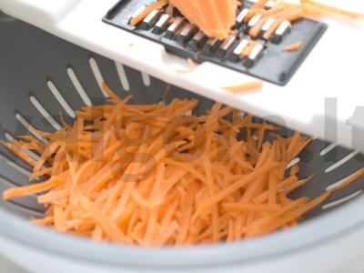 Pekino kopūstų salotos su morkomis ir riešutais Žingsnis 3