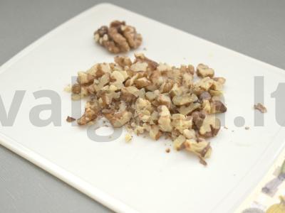 Pekino kopūstų salotos su morkomis ir riešutais Žingsnis 6