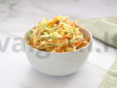 Pekino kopūstų salotos su morkomis ir riešutais pagrindine nuotrauka