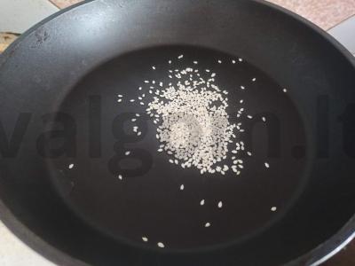 Kiaušinis, įdarytas jūros kopūstais su keptais sezamo sėklomis Žingsnis 1