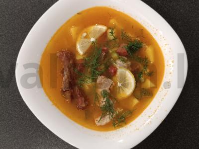 Ryškus sriuba su rūkytomis mėsomis pagrindine nuotrauka