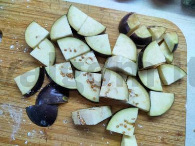 Šiltas salotas su baklažanais ir pesto Žingsnis 1