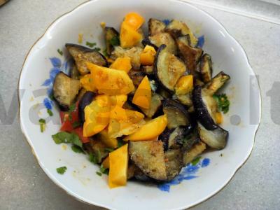 Šiltas salotas su baklažanais ir pesto Žingsnis 5