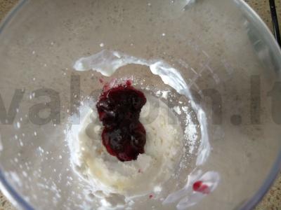 Varškės desertas „Juodųjų serbentų malonumas“ Žingsnis 2