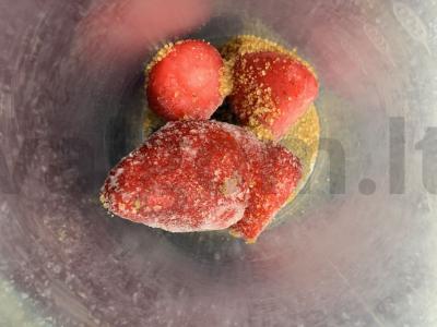 Gaivus gėrimas su braškėmis, sultimis ir mineraliniu vandeniu Žingsnis 1