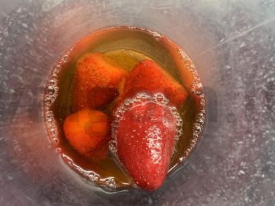 Gaivus gėrimas su braškėmis, sultimis ir mineraliniu vandeniu Žingsnis 2