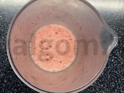 Gaivus gėrimas su braškėmis, sultimis ir mineraliniu vandeniu Žingsnis 3