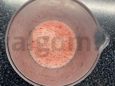 Gaivus gėrimas su braškėmis, sultimis ir mineraliniu vandeniu Žingsnis 4