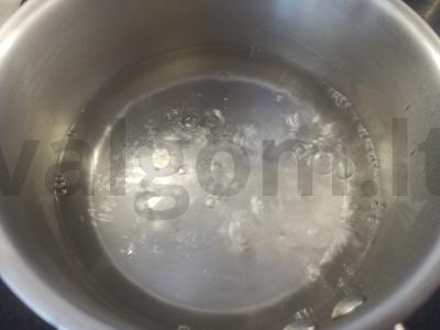 Grikių dribsniai su šviežiomis mėlynėmis pusryčiams Žingsnis 1