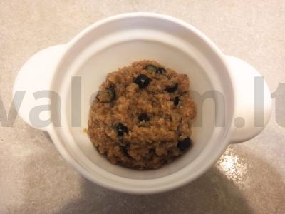 Grikių dribsniai su šviežiomis mėlynėmis pusryčiams pagrindine nuotrauka