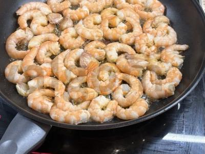 Salotos su krevetėmis, rukola ir avokadu Žingsnis 1