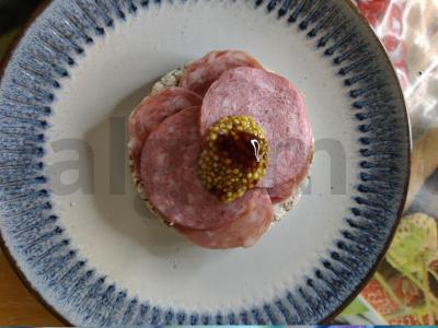 Sumuštinis su salčichonu ir unagi padažu pagrindine nuotrauka