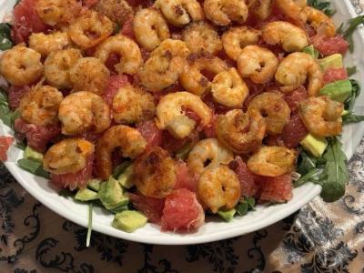 Salotos su krevetėmis, rukola ir avokadu pagrindine nuotrauka