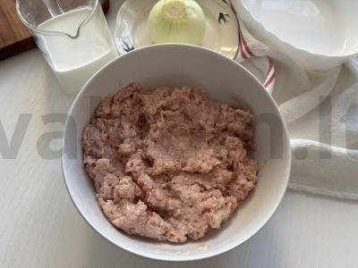 Kepti kotletai su grybų padažu Žingsnis 2