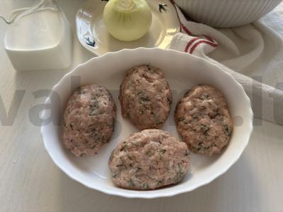 Kepti kotletai su grybų padažu Žingsnis 4