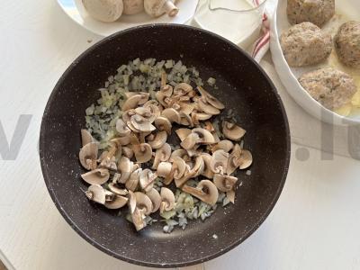 Kepti kotletai su grybų padažu Žingsnis 7