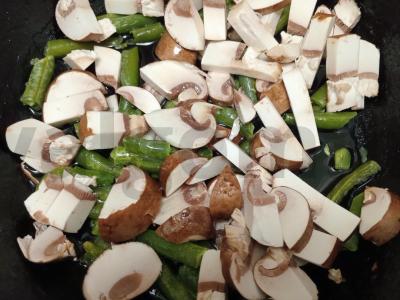 Pusryčiai su kuskusu, grybais ir žaliąja pupelių ankštimi Žingsnis 6