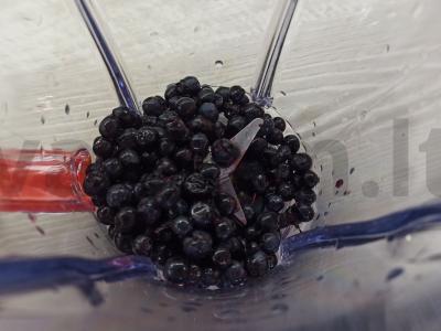 Mėlynių ir bananų kokteilis su obuolių sultimis Žingsnis 1