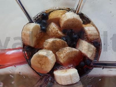 Mėlynių ir bananų kokteilis su obuolių sultimis Žingsnis 3