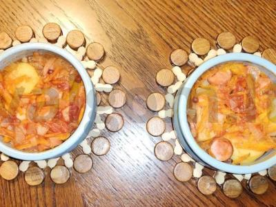 Jauno bulvių troškinys su dešrelėmis ir pomidorų pasta pagrindine nuotrauka