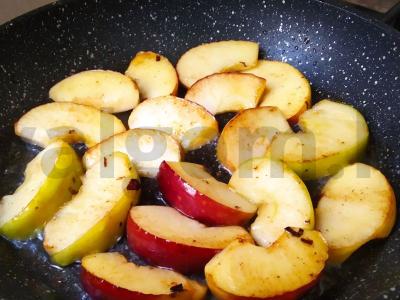 Vištienos kepenėlės, keptos su obuoliais ir svogūnais Žingsnis 1