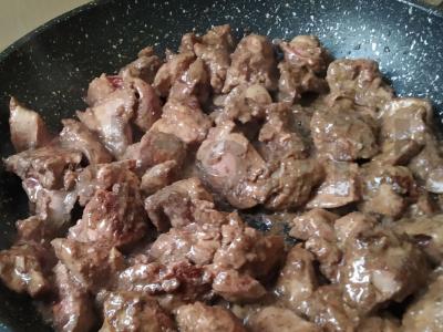 Vištienos kepenėlės, keptos su obuoliais ir svogūnais Žingsnis 2