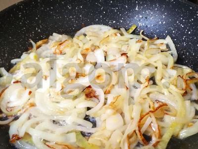 Vištienos kepenėlės, keptos su obuoliais ir svogūnais Žingsnis 3