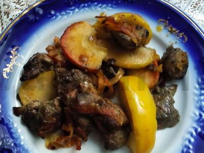 Vištienos kepenėlės, keptos su obuoliais ir svogūnais pagrindine nuotrauka