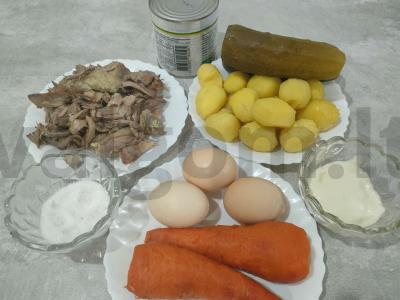 Olivje salotas su fazano mėsa Žingsnis 1