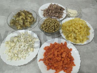 Olivje salotas su fazano mėsa Žingsnis 2