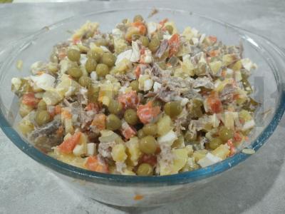 Olivje salotas su fazano mėsa pagrindine nuotrauka