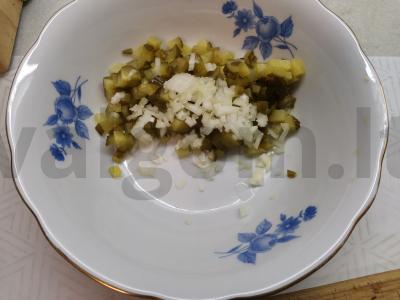 Salotos su marinuotais agurkais, kiaušiniais ir bulvėmis „Išgelbėjimas“ Žingsnis 2