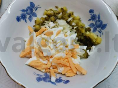 Salotos su marinuotais agurkais, kiaušiniais ir bulvėmis „Išgelbėjimas“ Žingsnis 3