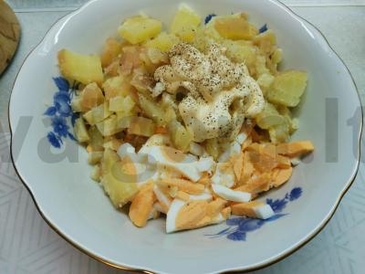 Salotos su marinuotais agurkais, kiaušiniais ir bulvėmis „Išgelbėjimas“ Žingsnis 5