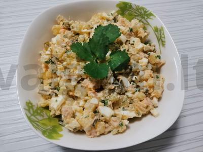 Salotos su marinuotais agurkais, kiaušiniais ir bulvėmis „Išgelbėjimas“ pagrindine nuotrauka