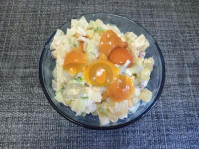 Bulvių salotas su konservuotomis pupelėmis ir marinuotais grybais pagrindine nuotrauka