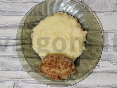 Klasikiniai bulvių piurė su pienu ir sviestu pagrindine nuotrauka