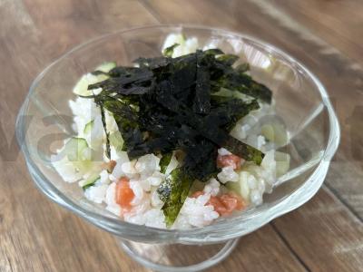 Sushi salotas su upėtakiu ir agurku pagrindine nuotrauka