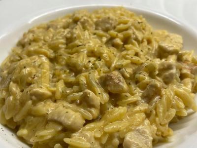 Orzo makaronai su vištiena grietinėlės padaže pagrindine nuotrauka