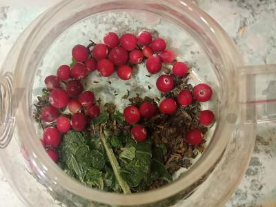 Žalioji arbata su mėtomis ir spanguolėmis Žingsnis 4